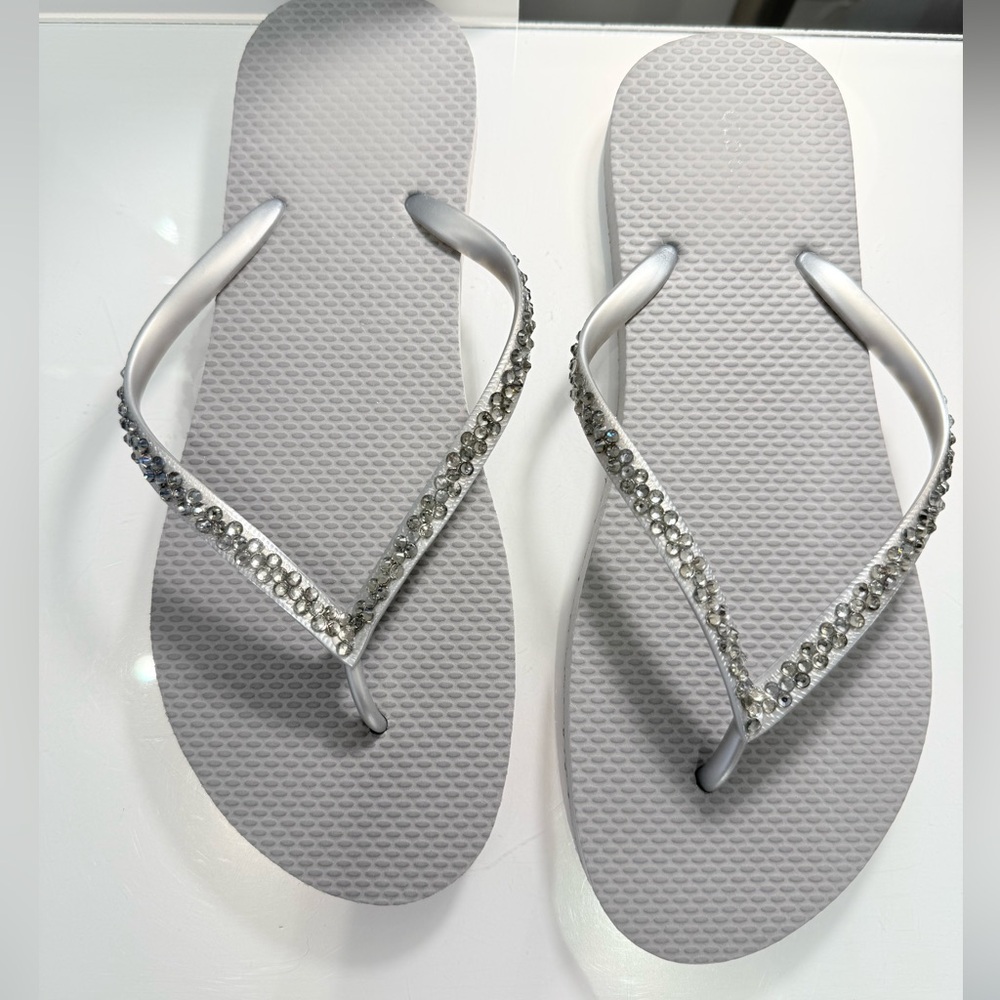 NEW NEVER WORN Fabulous Silver Women's Sandals